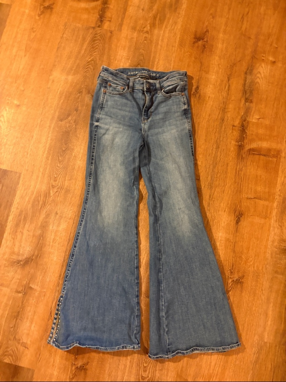 American Eagle Festival Flair Light Blue Flare Jeans with Stud Accents 4 short - Picture 4 of 9